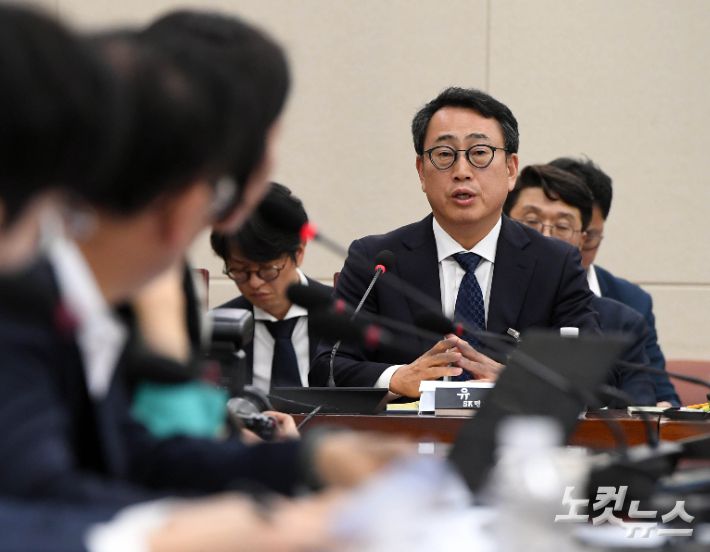 SK텔레콤 유영상 사장이 지난 8일 오후 국회 과학기술정보방송통신위원회 전체회의실에서 열린 'SK텔레콤 해킹 관련 청문회'에 출석해 질의에 답하고 있다. 황진환 기자
