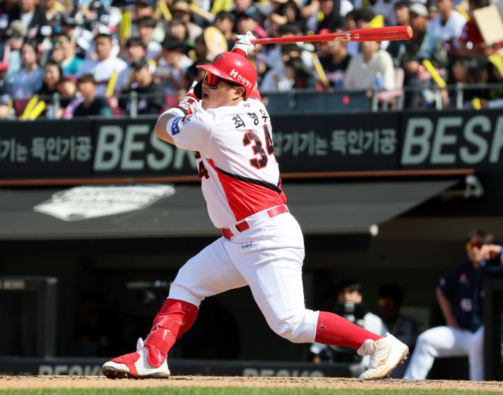 불혹을 훨씬 넘긴 나이에도 연일 맹타를 선보이고 있는 KIA 최형우. 연합뉴스
