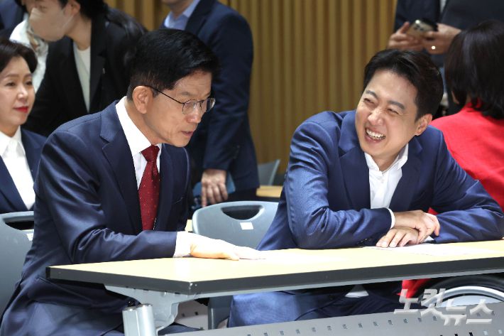 국민의힘 김문수 대선 후보와 개혁신당 이준석 대선 후보가 19일 오전 서울 중구 서울시청에서 열린 약자와 동행하는 서울 토론회에 참석해 있다. 황진환 기자
