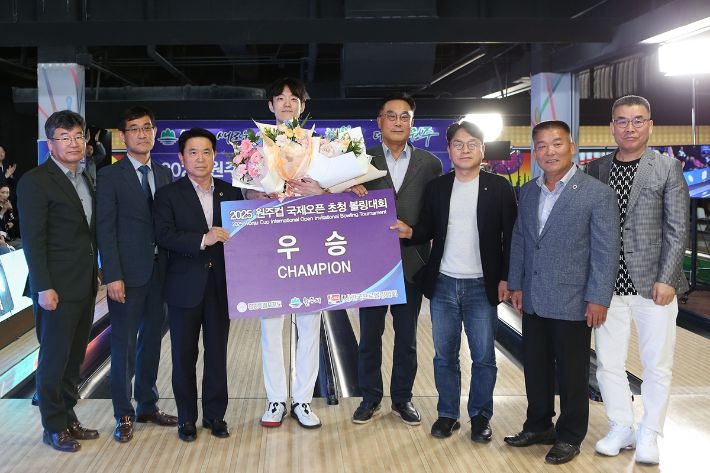 우승자 이승훈(왼쪽 4번째부터), KPBA 김언식 회장. 한국프로볼링협회