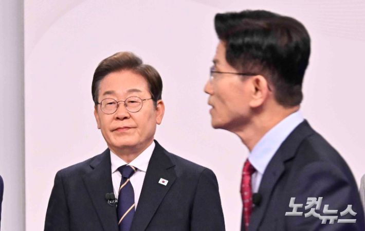 국민의힘 김문수 대선후보가 18일 서울 마포구 SBS프리즘타워에서 열린 중앙선거방송토론위원회 주관 제21대 대통령선거 후보자토론회에 참석하고 있다. 왼쪽은 더불어민주당 이재명 대선후보. 국회사진취재단