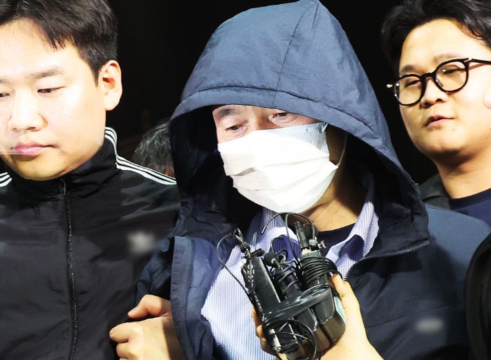 시흥 흉기사건의 용의자인 차철남이 19일 경찰에 긴급체포돼 경기 시흥경찰서로 압송되고 있다. 연합뉴스