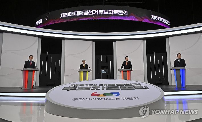 (서울=연합뉴스) 더불어민주당 이재명·개혁신당 이준석·민주노동당 권영국·국민의힘 김문수 대선후보가 18일 서울 마포구 상암동 SBS 프리즘센터 스튜디오에서 열린 제21대 대선 1차 후보자 토론회 시작을 기다리고 있다. 2025.5.18 [국회사진기자단] photo@yna.co.kr 연합뉴스