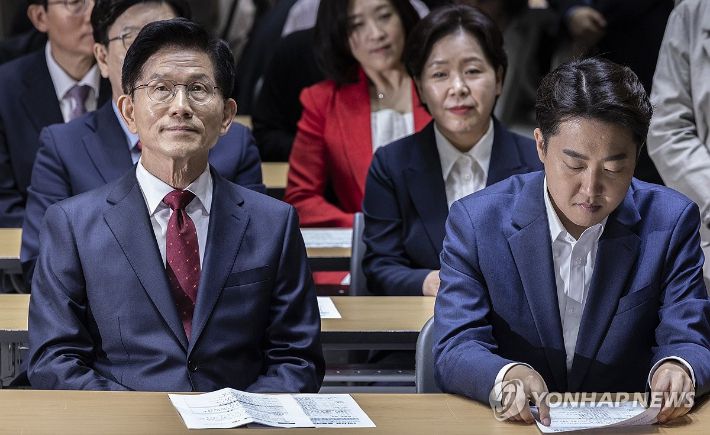 (서울=연합뉴스) 황광모 기자 = 국민의힘 김문수 대선후보와 개혁신당 이준석 대선후보가 19일 서울 중구 서울시청에서 열린 '약자와 동행하는 서울 토론회'에 참석해 오세훈 서울시장의 환영사를 듣고 있다. 2025.5.19 hkmpooh@yna.co.kr 연합뉴스