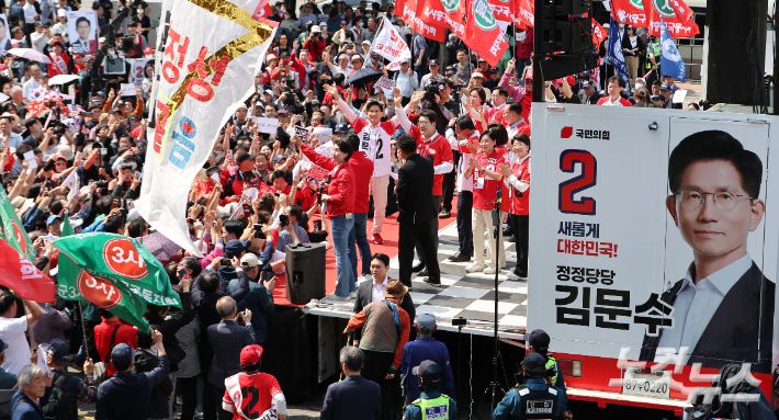 김문수 국민의힘 대선 후보가 20일 서울 서초구 고속터미널역 광장에서 집중유세를 하고 있다. 황진환 기자