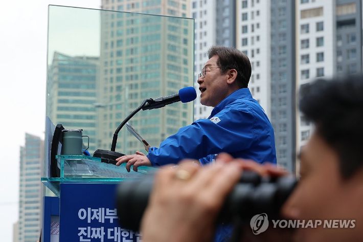 (서울=연합뉴스) 김주성 기자 = 더불어민주당 이재명 대선 후보가 19일 서울 용산역광장에서 열린 집중유세에서 방탄유리가 설치된 유세차 위에서 지지를 호소하고 있다. 2025.5.19 utzza@yna.co.kr 연합뉴스