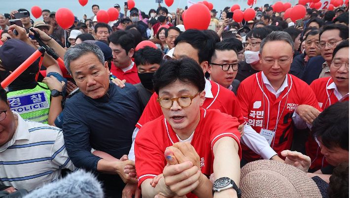 한동훈 전 국민의힘 대표가 20일 오후 부산 수영구 광안리해수욕장을 찾아 지지들과 인사를 나누고 있다. 연합뉴스