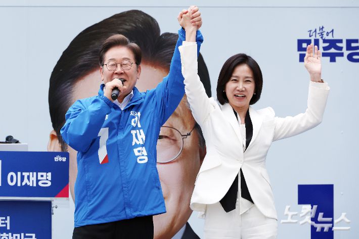 이재명 더불어민주당 대선 후보가 19일 서울 영등포구 타임스퀘어 광장에서 열린 선거유세에서 이준석 개혁신당 대선 후보와의 갈등 끝에 탈당해 이재명 후보의 지지를 선언한 허은아 개혁신당 전 대표와 손을 맞잡고 있다. 윤창원 기자
