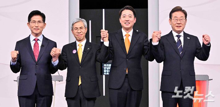 지난 18일 중앙선거방송토론위원회 주관 제21대 대통령선거 후보자토론회에서 각 정당 대선 후보들이 선전을 다짐하고 있다. 국회사진취재단