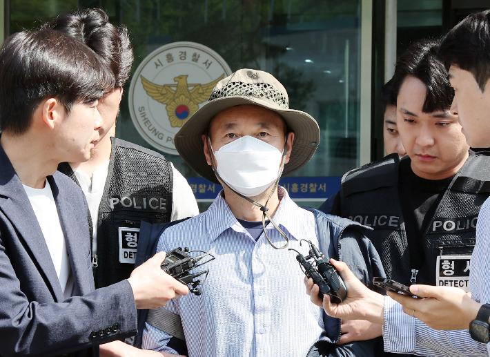 시흥 살인사건의 피의자 차철남이 21일 오전 구속 전 피의자 심문(영장실질심사) 출석을 위해 경기 시흥경찰서 유치장을 나서고 있다. 연합뉴스