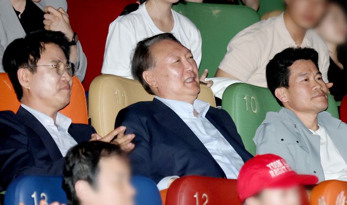 윤석열 전 대통령이 21일 서울 메가박스 동대문에서 영화 '부정선거, 신의 작품인가'를 관람하고 있다.  왼쪽부터 이영돈 PD, 윤 전 대통령, 전한길 전 한국사 강사. 연합뉴스