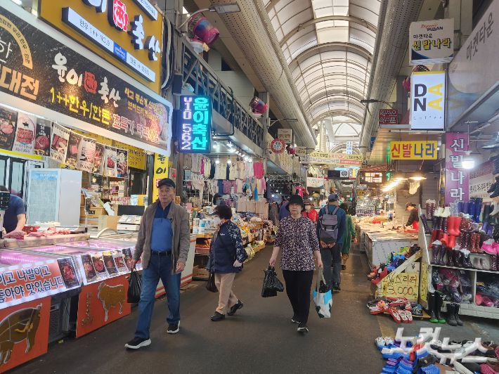 6.3 조기 대선을 앞두고 부산의 가장 큰 전통시장인 부산진구 부전시장을 찾아 시민들의 목소리를 들어봤다. 정혜린 기자