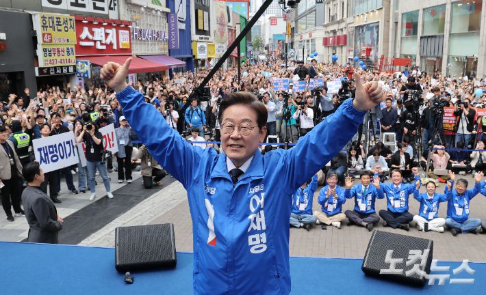 이재명 더불어민주당 대선 후보가 13일 대구 중구 동성로 광장에서 열린 대구 집중유세에서 지지를 호소 하고 있다. 대구=류영주 기자