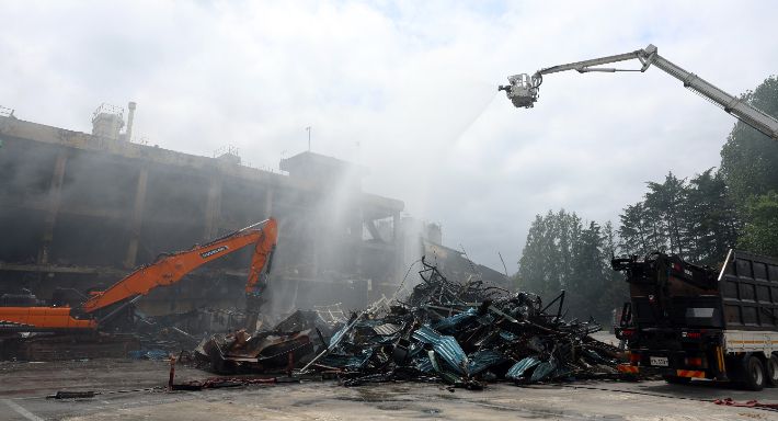 20일 오후 광주 광산구 금호타이어 광주공장에서 불이 난 건물을 철거하기 위한 준비 작업이 이뤄지고 있다. 소방당국은 화재 발생 사흘만에 완전진화를 선언하고 건물 철거 등 마무리 작업에 돌입했다. 연합뉴스