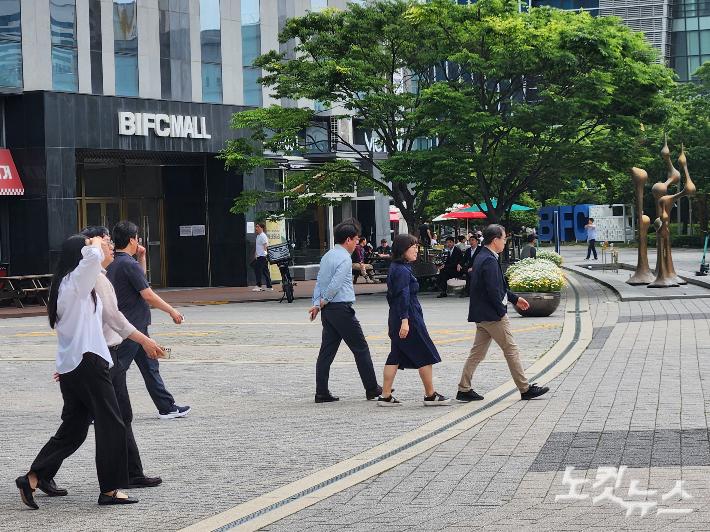 산업은행 이전 부지가 마련된 부산국제금융센터(BIFC) 인근에서 시민들이 걷고 있다. 정혜린 기자