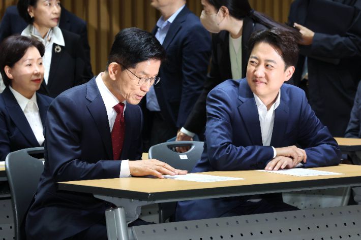 국민의힘 김문수 대선 후보와 개혁신당 이준석 대선 후보가 19일 오전 서울 중구 서울시청에서 열린 약자와 동행하는 서울 토론회에 참석해 있다. 황진환 기자