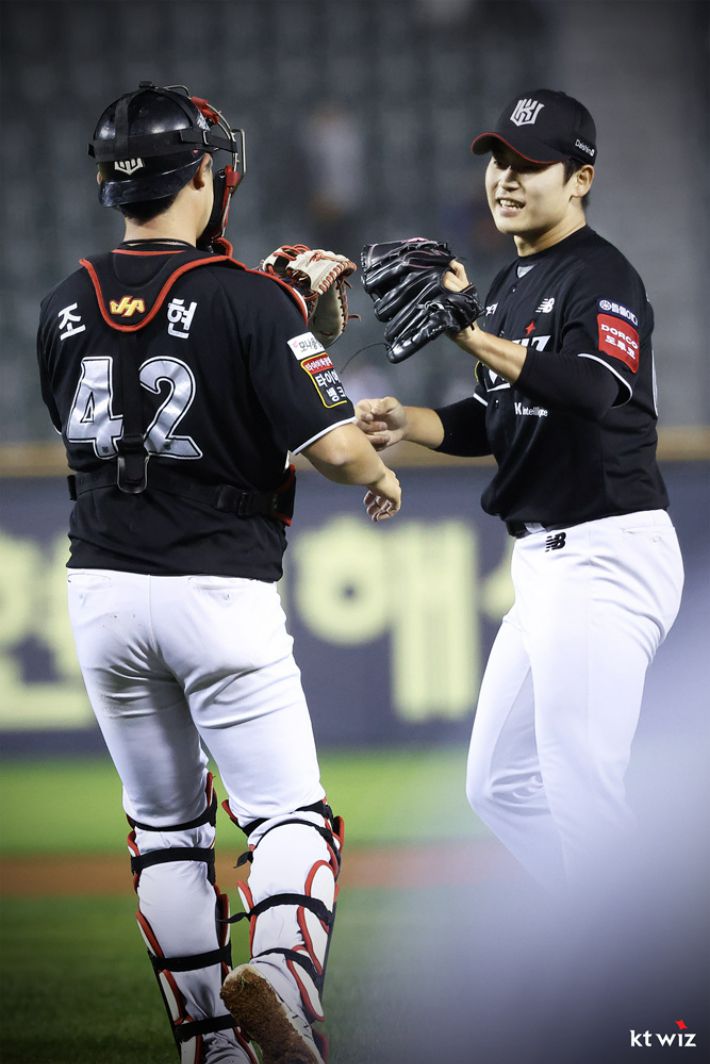 kt 마무리 박영현(오른쪽). kt