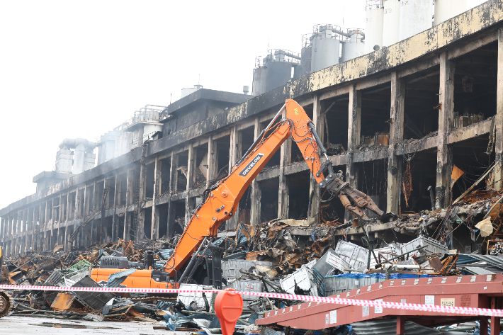 20일 오전 광주 광산구 금호타이어 광주공장에서 불이 난 건물을 철거하기 위해 잔해 정리 작업이 이뤄지고 있다. 연합뉴스