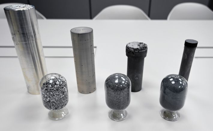 연구팀이 개발한 소재 시편. 앞줄 원형 유리에 들어있는 시편 중 왼쪽에서 첫 번째는 기존의 방법으로 제조한 시편. 두 번째·세 번째는 연구팀이 새롭게 개발한 방법으로 제조한 시편이며, 기존보다 더 미세한(머리카락 절반 두께) 분말 형태를 나타내고 있다. 재료연구원 제공