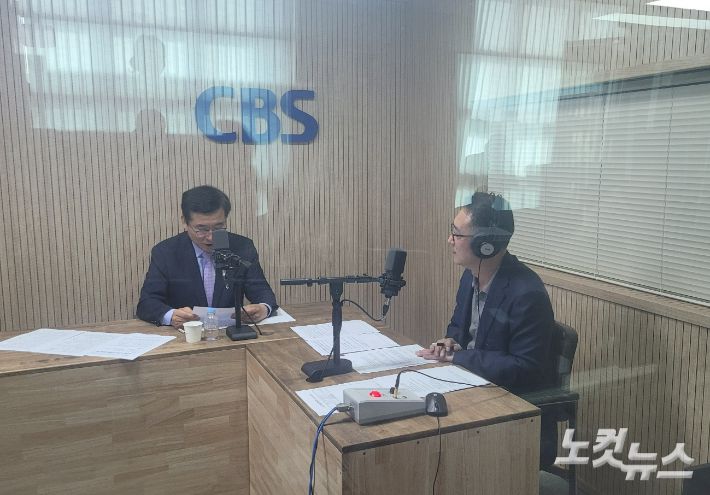 왼쪽부터 윤건영 충북교육감, 김종현 앵커. 충북CBS