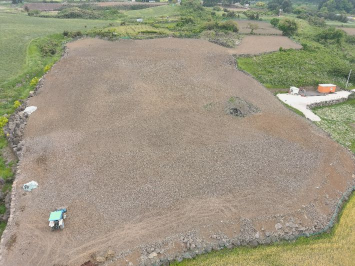 제주 도시공원 민간특례 아파트 건설현장에서 나온 토사를 불법 처리한 업체 관계자 등이 자치경찰에 입건됐다. 제주도 자치경찰단