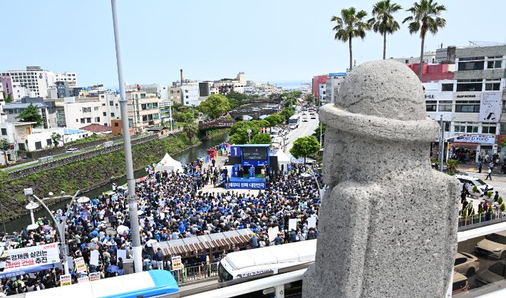 더불어민주당 이재명 대선 후보가 22일 오전 제주시 동문로터리에서 유세를 하고 있다. 연합뉴스