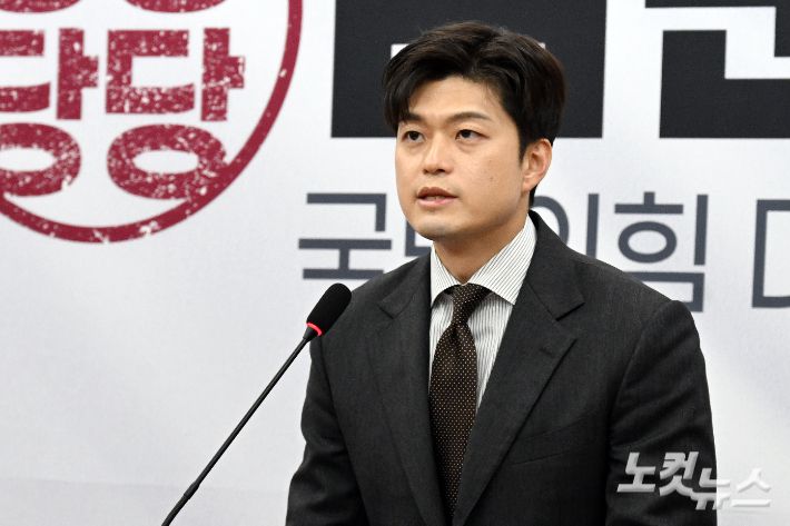 국민의힘 김용태 비상대책위원장이 20일 서울 여의도 국회에서 김문수 후보 배우자 설난영, 더불어민주당 이재명 후보 배우자 김혜경 여사 등 대통령 후보 배우자 TV 토론을 제안하고 있다. 윤창원 기자