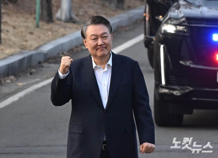 지난 3월 8일 법원의 구속 취소 결정에 검찰이 항고를 포기하면서 석방된 윤석열 대통령이 경기 의왕 서울구치소에서 나와 지지자들에게 인사를 하고 있다. 의왕=황진환 기자