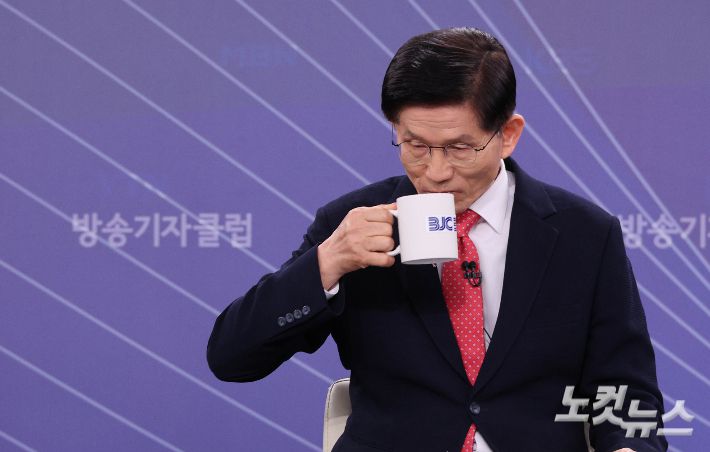 국민의힘 김문수 대선후보가 21일 오전 경기 고양 MBN미디어센터에서 열린 한국방송기자클럽 대선 후보 초청 토론회에 참석해 물을 마시고 있다. 황진환 기자