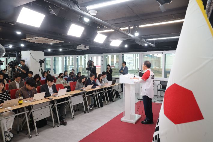 국민의힘 윤재옥 중앙선대위 총괄선거대책본부장이 23일 서울 여의도 국민의힘 중앙당사에서 기자간담회를 하고 있다. 연합뉴스