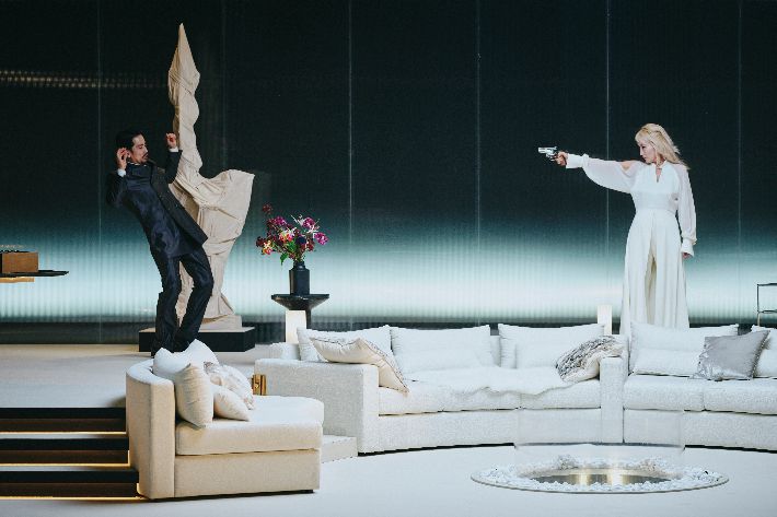 배우 이혜영이 주연으로 나선 헨리크 입센 원작 연극 '헤다 가블러' 공연 장면. 국립극단 제공