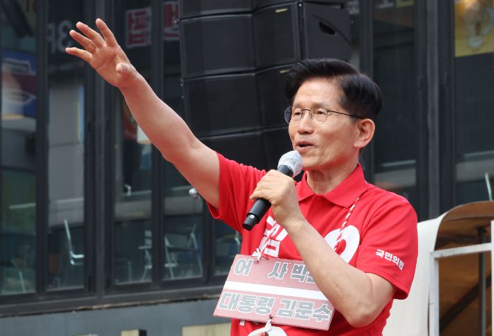 광명서 유세하는 김문수 대선후보     (광명=연합뉴스) 황광모 기자 = 국민의힘 김문수 대선후보가 22일 경기 광명시 철산로데오거리에서 열린 유세에서 지지를 호소하고 있다. 2025.5.22 [공동취재]     hkmpooh@yna.co.kr (끝)   <저작권자(c) 연합뉴스, 무단 전재-재배포, AI 학습 및 활용 금지> 연합뉴스