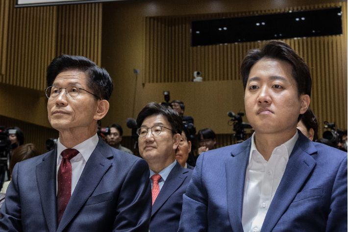 국민의힘 김문수 대선후보(왼쪽)와 개혁신당 이준석 대선후보가 19일 서울 중구 서울시청에서 열린 '약자와 동행하는 서울 토론회'에 참석해 나란히 앉아 있다. 연합뉴스