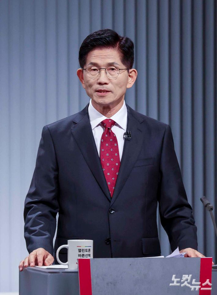 국민의힘 김문수 대선후보가 23일 서울 영등포구 여의도 KBS 스튜디오에서 열린 중앙선거방송토론위원회 주관 제21대 대통령선거 후보자 토론회에 앞서 준비를 하고 있다. 국회사진기자단