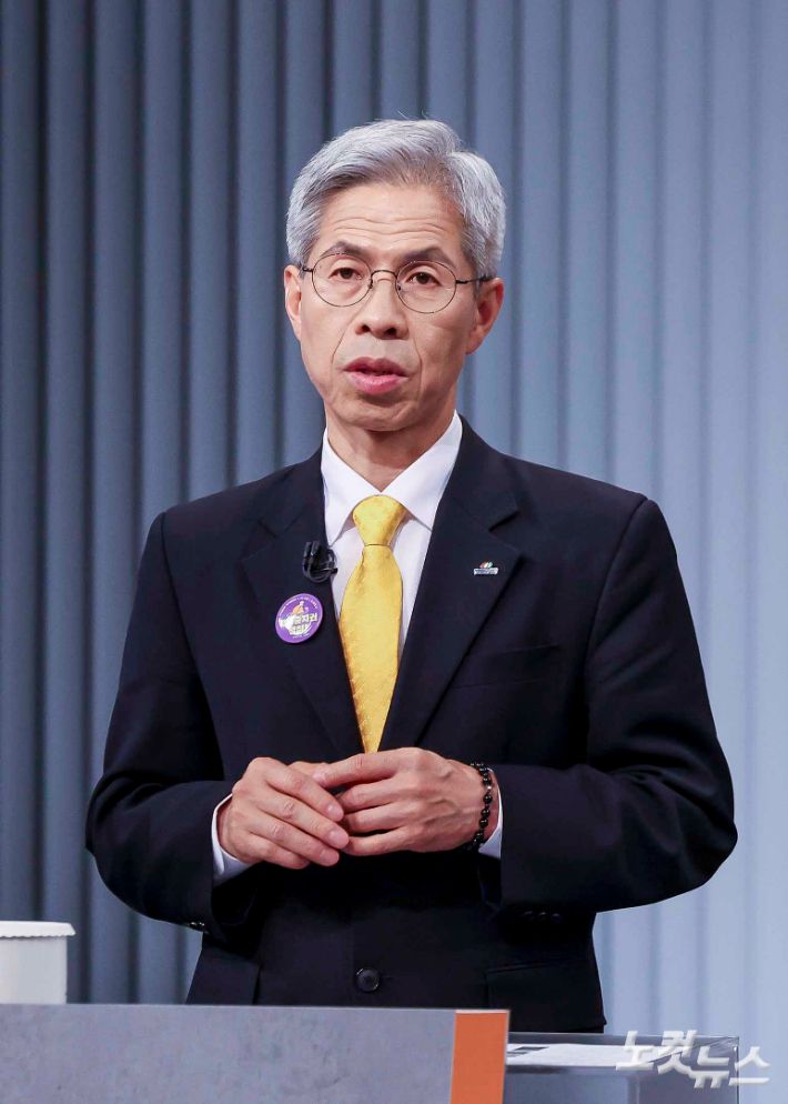 민주노동당 권영국 대선후보가 23일 서울 영등포구 여의도 KBS 스튜디오에서 열린 중앙선거방송토론위원회 주관 제21대 대통령선거 후보자 토론회에 앞서 준비를 하고 있다. 국회사진기자단