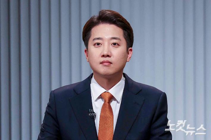 개혁신당 이준석 대선후보가 23일 서울 영등포구 여의도 KBS 스튜디오에서 열린 중앙선거방송토론위원회 주관 제21대 대통령선거 후보자 토론회에 앞서 준비를 하고 있다. 국회사진기자단