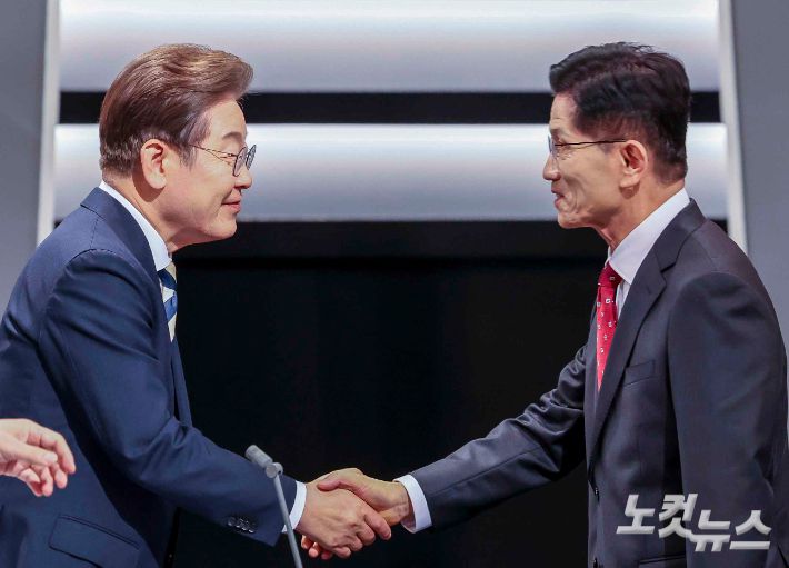 23일 서울 영등포구 여의도 KBS 스튜디오에서 열린 중앙선거방송토론위원회 주관 제21대 대통령선거 후보자 토론회에 앞서 더불어민주당 이재명 대선후보(왼쪽)와 국민의힘 김문수 대선후보가 인사를 나누고 있다. 국회사진기자단