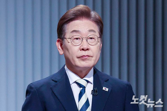 더불어민주당 이재명 대선후보가 23일 서울 영등포구 여의도 KBS 스튜디오에서 열린 중앙선거방송토론위원회 주관 제21대 대통령선거 후보자 토론회에 앞서 준비를 하고 있다. 국회사진기자단