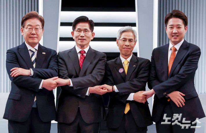 23일 서울 영등포구 여의도 KBS 스튜디오에서 열린 중앙선거방송토론위원회 주관 제21대 대통령선거 후보자 토론회에 앞서 더불어민주당 이재명(왼쪽부터), 국민의힘 김문수, 민주노동당 권영국, 개혁신당 이준석 대선후보가 기념촬영을 하고 있다. 국회사진기자단