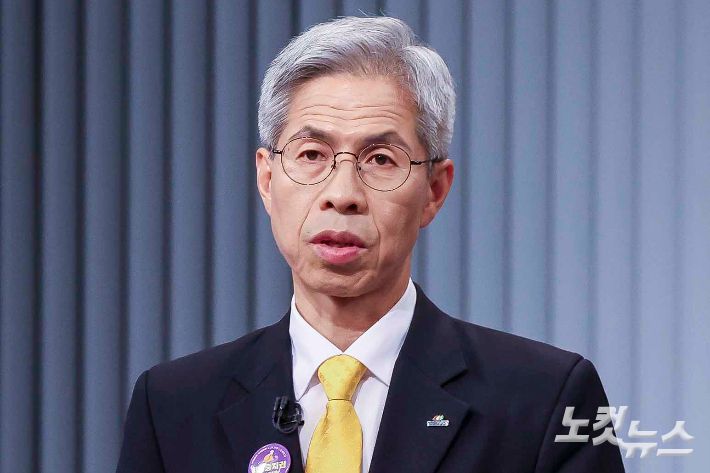 민주노동당 권영국 대선후보가 23일 서울 영등포구 여의도 KBS 스튜디오에서 열린 중앙선거방송토론위원회 주관 제21대 대통령선거 후보자 토론회에 앞서 준비를 하고 있다. 국회사진기자단