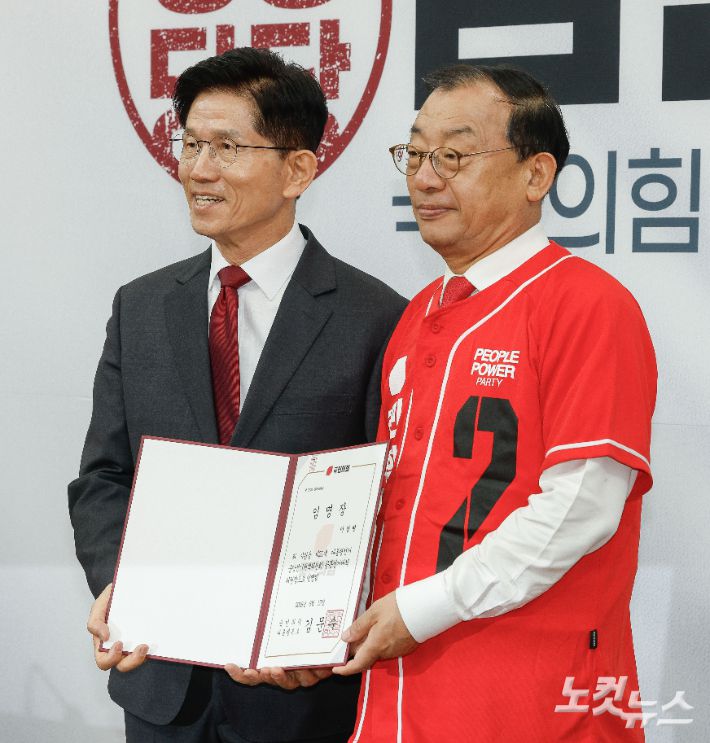 국민의힘 김문수 대선 후보가 15일 서울 여의도 국회에서 열린 중앙선대위 회의 및 임명장 수여식에서 이정현 공동선거대책위원장에게 임명장을 수여하고 있다. 윤창원 기자