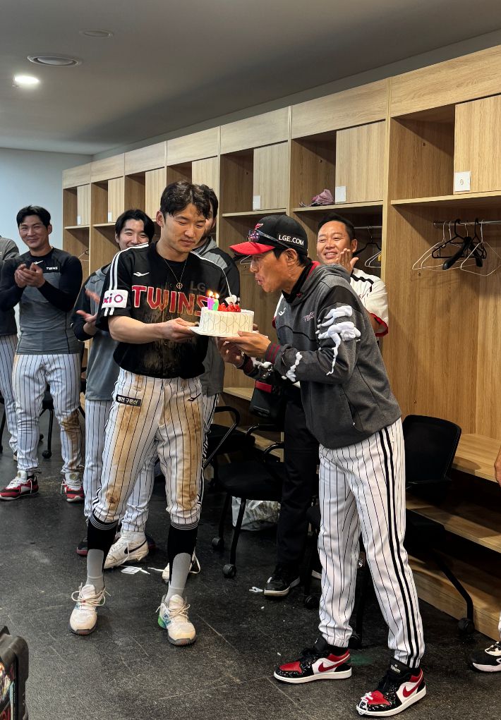 23일 인천 SSG랜더스필드에서 열린 프로야구 2025 신한 SOL 뱅크 KBO리그 LG 트윈스와 SSG 랜더스의 경기에서 3 대 2로 승리하며 KBO리그 통산 12번째 600승(12무 464패) 고지를 밟은 LG 염경엽 감독이 LG 주장 박해민 등 선수단으로부터 축하받고 있다. LG 트윈스