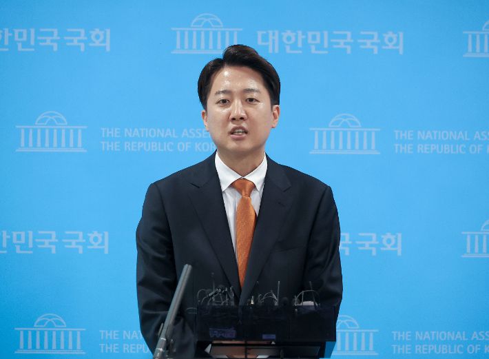 단일화 입장 발표 위해 취재진 앞에 선 이준석 후보     (서울=연합뉴스) 류영석 기자 = 개혁신당 이준석 대선 후보가 22일 서울 여의도 국회 소통관에서 국민의힘 김문수 대선 후보와의 단일화 요구에 대한 입장 발표 기자회견을 마친 뒤 취재진 질문에 답하고 있다. 2025.5.22     ondol@yna.co.kr (끝)   <저작권자(c) 연합뉴스, 무단 전재-재배포, AI 학습 및 활용 금지> 연합뉴스