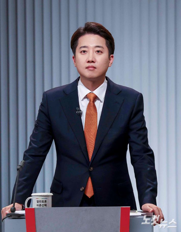 개혁신당 이준석 대선후보가 23일 서울 영등포구 여의도 KBS 스튜디오에서 열린 중앙선거방송토론위원회 주관 제21대 대통령선거 후보자 토론회에 앞서 준비를 하고 있다. 국회사진기자단