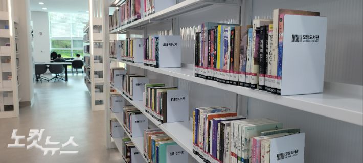 책장에 진열된 서적들. 학생들은 창가에 설치된 테이블에서 독서를 하고 있다. 박창주 기자