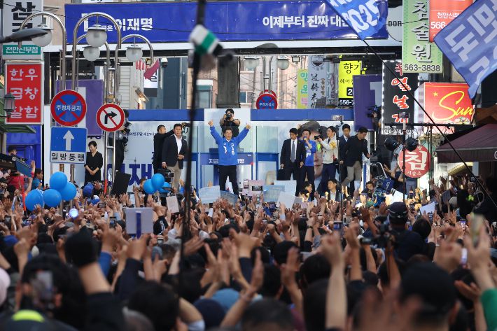 더불어민주당 이재명 대선 후보가 25일 충남 천안시 동남구 신부문화거리에서 열린 유세에서 시민들에게 인사하고 있다. 연합뉴스