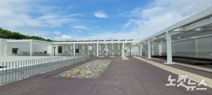 옥상에 마련된 휴식 공간 모습. 건물 뒤편 모담산을 바라볼 수 있는 개방구가 곳곳에 있고, 상부에 설치된 태양광 집광판이 시원한 그늘을 만들어 주고 있다. 박창주 기자