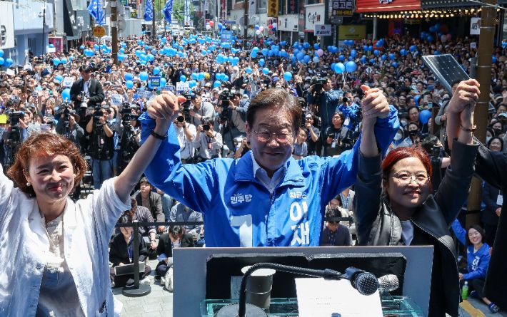 더불어민주당 이재명 대선 후보가 14일 부산 부산진구 서면 젊음의 거리에서 열린 유세에서 연설에 앞서 인사하고 있다. 연합뉴스