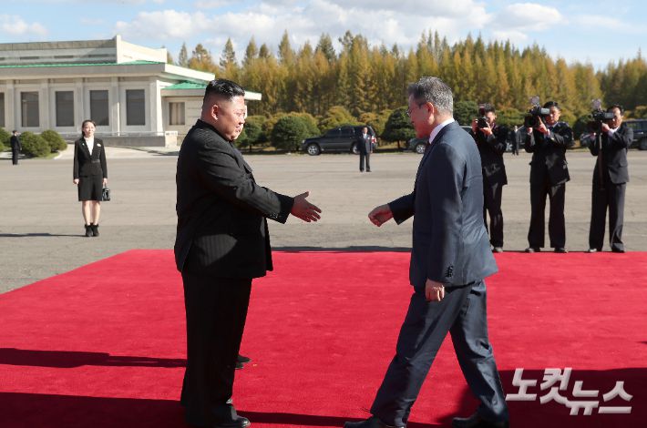 지난 2018년 평양남북정상회담 일정을 마친 문재인 전 대통령이 김정은 국무위원장과 악수하는 모습. 평양사진공동취재단