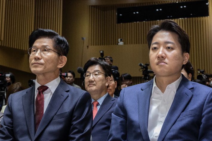 국민의힘 김문수 대선후보(왼쪽)와 개혁신당 이준석 대선후보. 연합뉴스